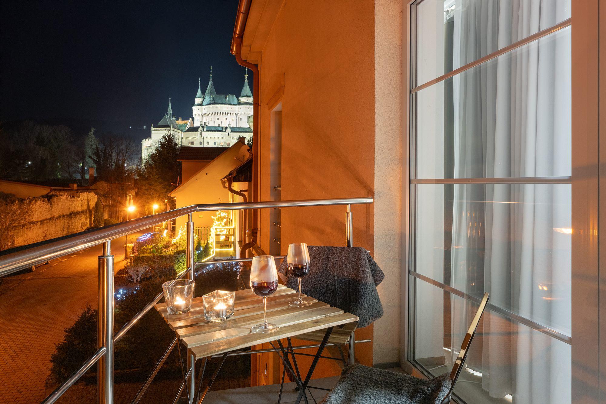 Balkón apartmánu Antré s výhľadom na Bojnický zámok v noci